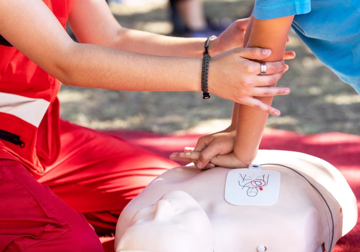 Foto treinamento de primeiros socorros e reanimação cardíaca com o dispositivo de desfibrilador externo automatizado - aed