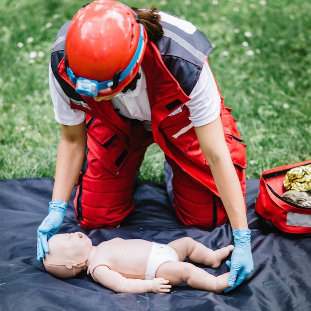 Foto treinamento de rcp em manequim de bebê