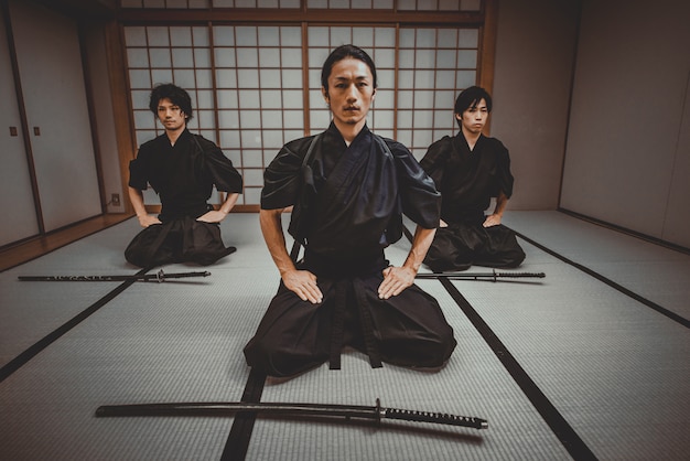 Treinamento de samurai em um dojo tradicional, em tóquio