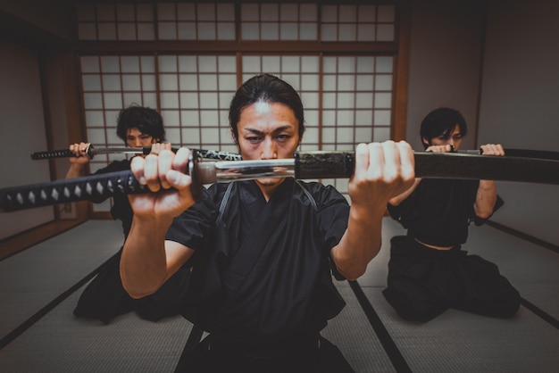 Treinamento de samurai em um dojo tradicional, em tóquio