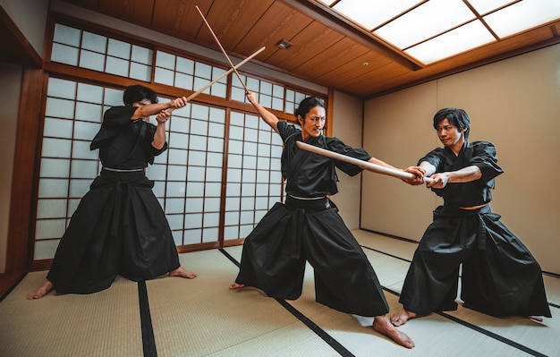 Treinamento de samurai em um dojo tradicional, em Tóquio