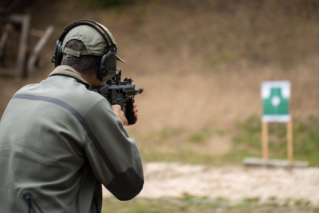 Foto treinamento de tiro e armas. campo de tiro ao ar livre