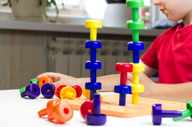 Treinamento Montessori Uma criança que brinca com cogumelos coloridos