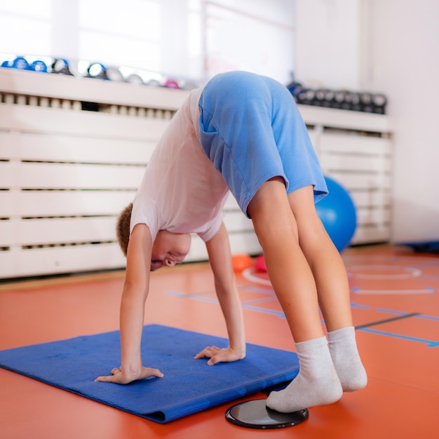 Treinamento muscular abdominal para crianças usando planadores de exercício