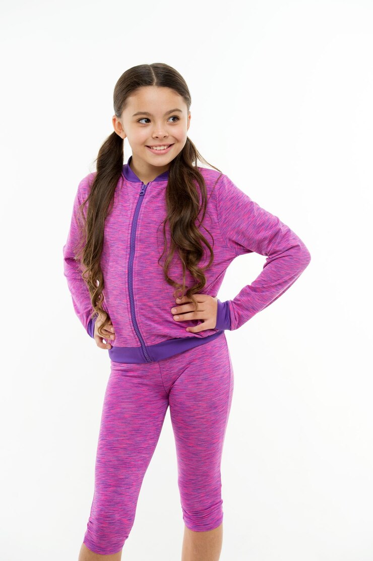 Foto treinando com cabelos longos garota linda garota com rabos de cavalo longos usa traje esportivo isolado no branco esporte para meninas orientação sobre como malhar com cabelos longos lidar com cabelos longos durante o exercício