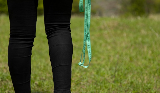 Treinando medidores de mão de mulher na natureza