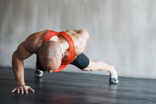 Treinando para se tornar apto para a luta. Foto de um homem malhando na academia.