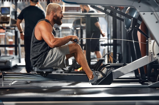 Treinando pernas no simulador o atleta trabalha com as pernas no simulador exercitando os músculos das pernas