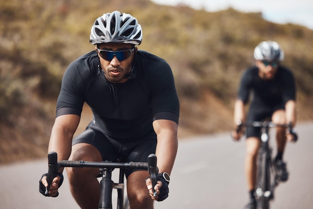 Treinar energia e condicionamento físico com ciclistas se exercitam em bicicleta ao ar livre praticam velocidade e resistência Atletas andando juntos se preparam para maratona ou competição enquanto desfrutam de exercícios aeróbicos