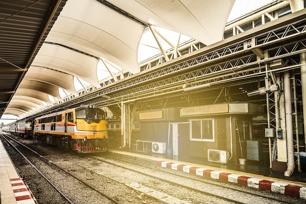 Treinar na estação ferroviária à luz do sol