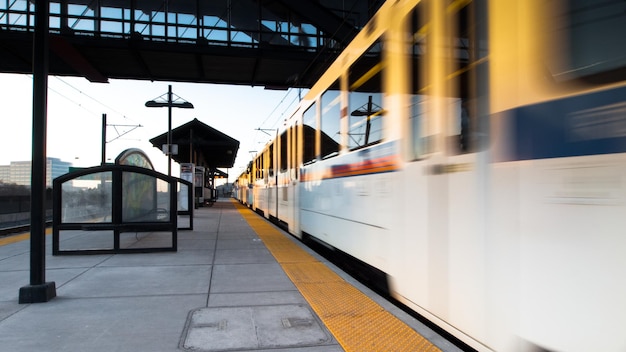 Treine na estação de metrô de superfície em Denver.