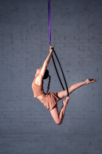 Treino de acrobata aeromoça feminina de circo no aro