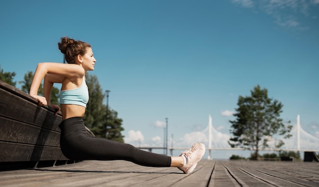 Treino de aeróbica jovem em roupas confortáveis e tênis