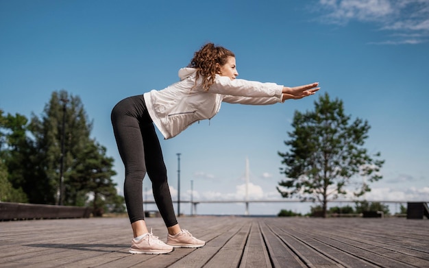 Treino de aeróbica jovem em roupas confortáveis e tênis