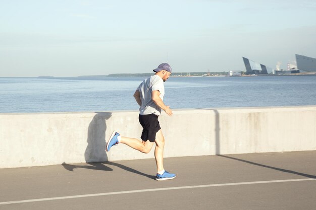 Foto treino de cardio à beira-mar