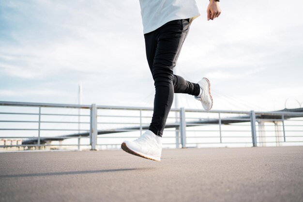 Treino de corredor masculino de tênis correndo em roupas esportivas