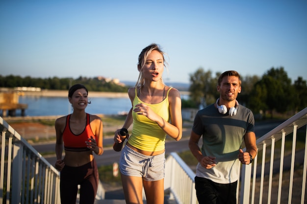 Treino de fitness de amigos ao ar livre, vivendo ativo e saudável