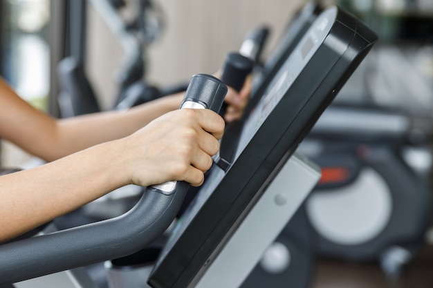 Foto treino de fitness em bicicleta ergométrica