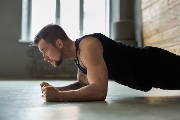 Treino de fitness jovem, prancha de cotovelo