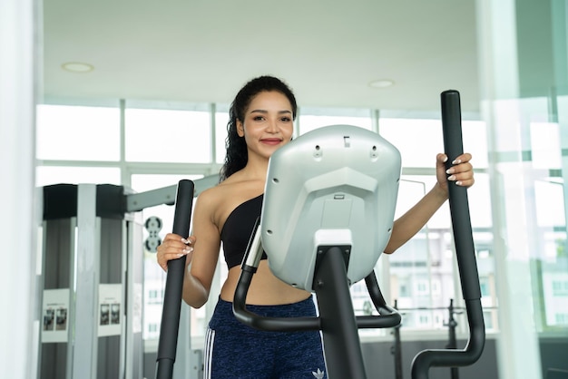 Treino de jovem no estilo de vida saudável do ginásio Jovens mulheres fazendo esporte no ginásio para fitness