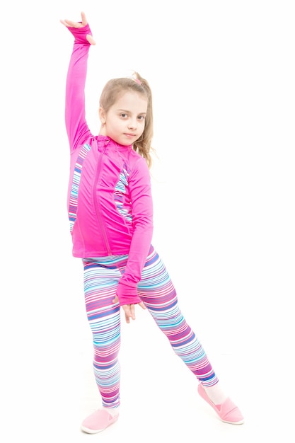 Treino de menina isolada no fundo branco Esporte e sucesso Educação e energia Criança em roupas esportivas rosa Fitness e esporte de saúde