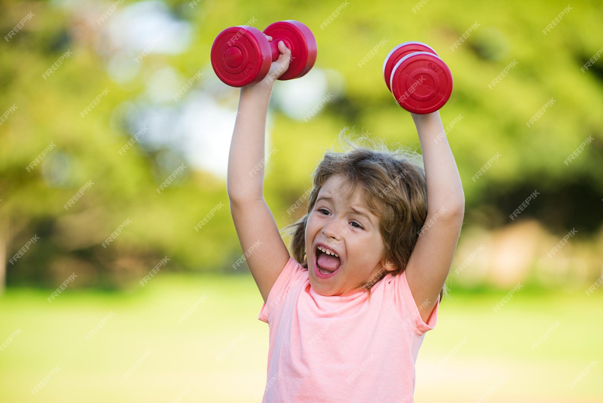 Pratica ténis infantil feliz. Treino de rapazinho. Dieta fitness