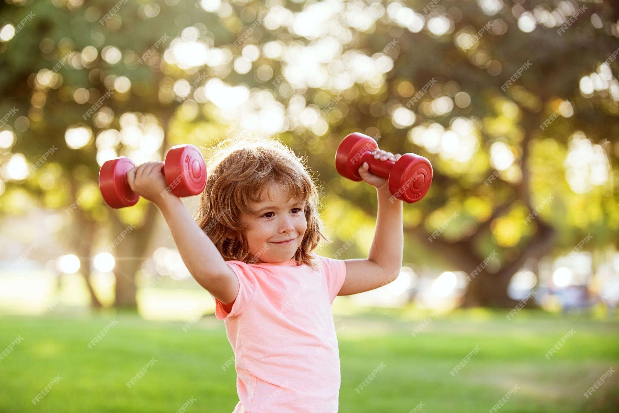 Pratica ténis infantil feliz. Treino de rapazinho. Dieta fitness