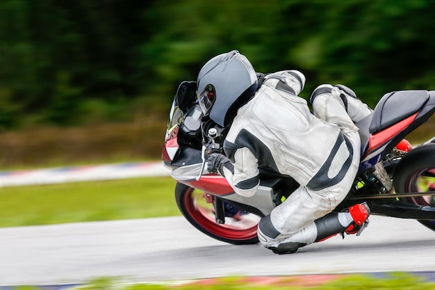 Treino de motocicleta encostado em uma curva rápida na pista