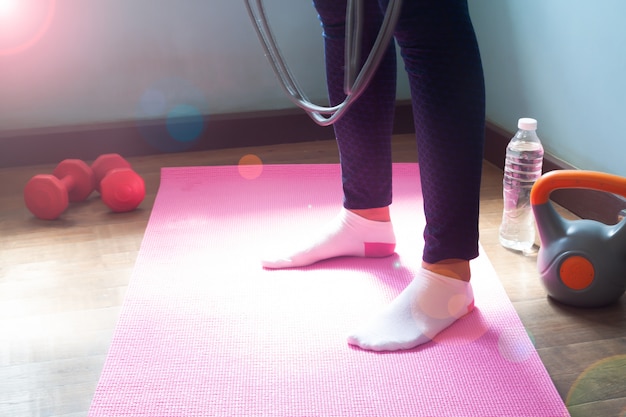 Treino de mulher em casa, conceito de estilo de vida saudável