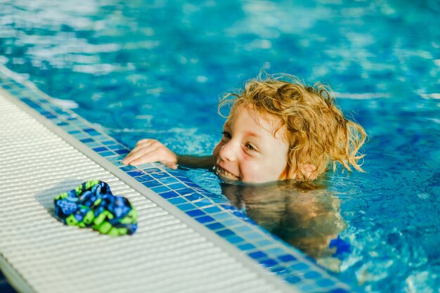 Treino de natação para crianças na piscina