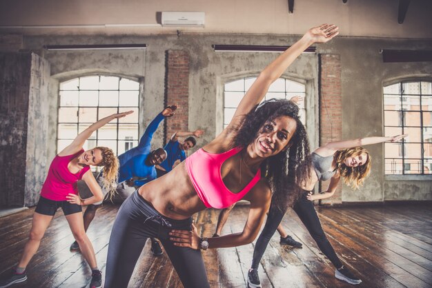 Foto treino em uma academia de ginástica