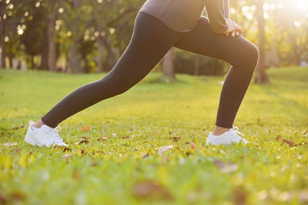 Treino feminino asiático no parque.