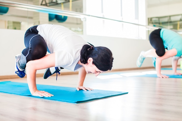 Treino feminino de alongamento