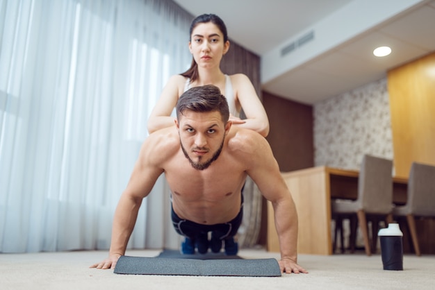 Treino físico matinal de casal apaixonado em casa