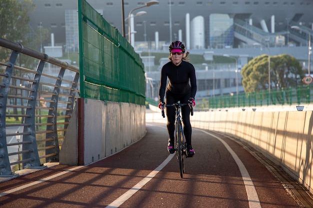 Foto treino noturno de atleta de bicicleta na cidade