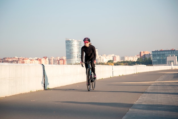 Treino noturno de ciclismo na cidade