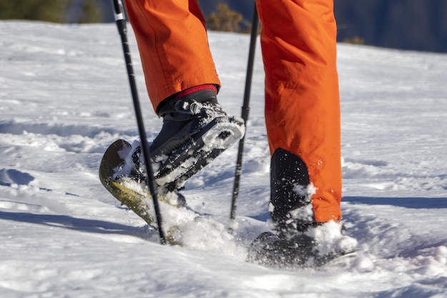 Trekker aislado con zapatillas de nieve