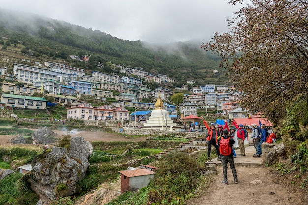 Trekker andar no caminho para o acampamento base de Mt.everest na área de Khumbu, Nepal