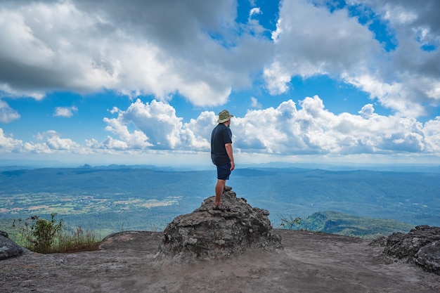 Trekker asiático gordo no parque nacional da montanha Yeabmek Cliff Phu Kradueng na cidade de Loei Tailândia Parque nacional da montanha Phu Kradueng o famoso destino de viagem