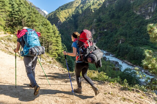 Trekker camina de camino al campamento base de Mt.everest en el área de Khumbu, Nepal