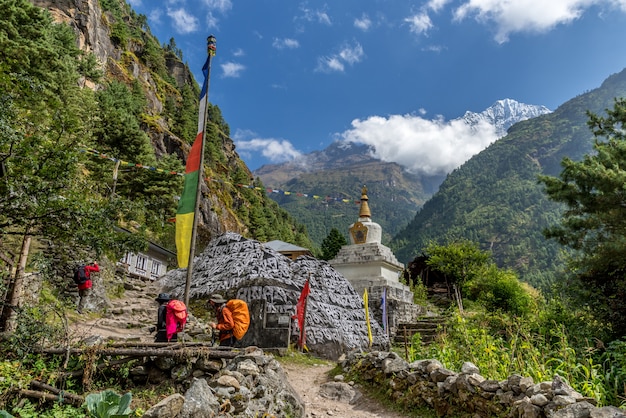 Trekker camina de camino al campamento base de Mt.everest en el área de Khumbu, Nepal