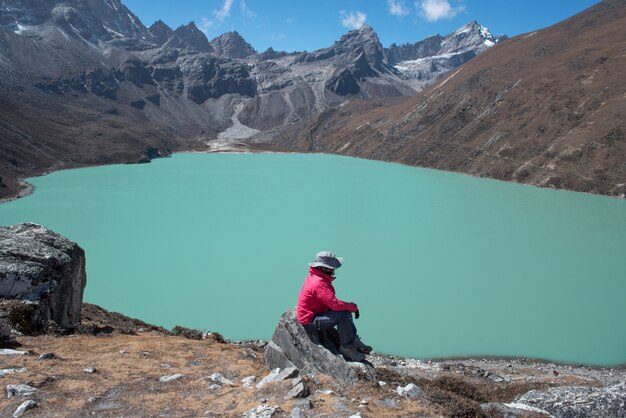 Trekker en el camino de Lobuche a la aldea de Gokyo con el lago Naktok