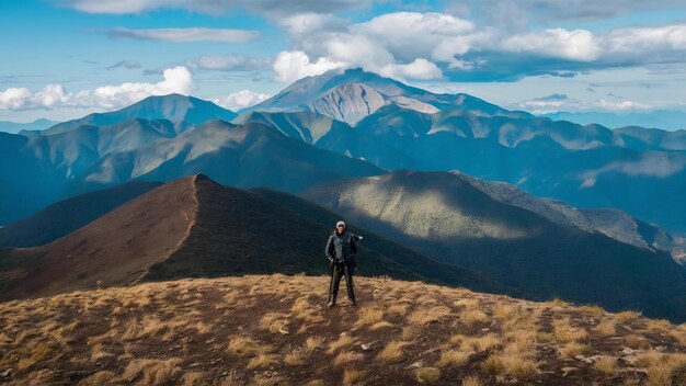 Foto trekker de pé na montanha kinabalu com pico sul e cordilheira
