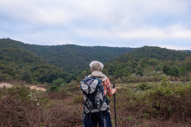 Trekker joven disfrutar viajando con mochila, senderismo concepto, concepto de viaje