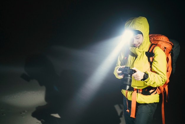 Trekking alpinista en la fría noche en Glen Coe, Escocia