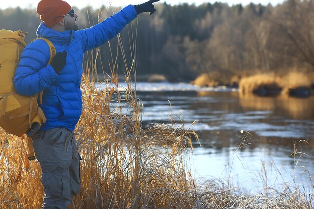 trekking de aventura en invierno / hombre en el contexto de un hermoso paisaje invernal, caminata en invierno en Europa. Concepto de libertad de la naturaleza