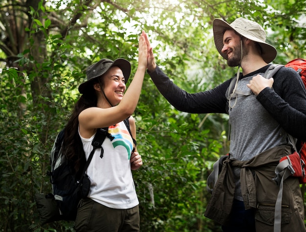 Foto trekking en un bosque