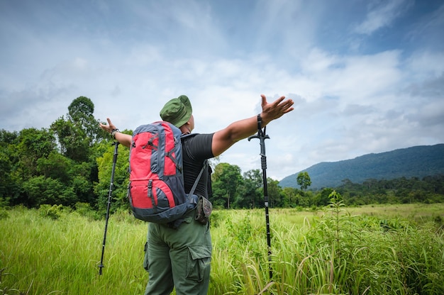 Trekking de mochileiros para estudar a natureza da floresta tropical para ecoturismo. Caminhada turística para ver a beleza da floresta tropical no Parque Nacional Khao Yai. Área do Patrimônio Mundial da UNESCO, Tailândia Invisível.