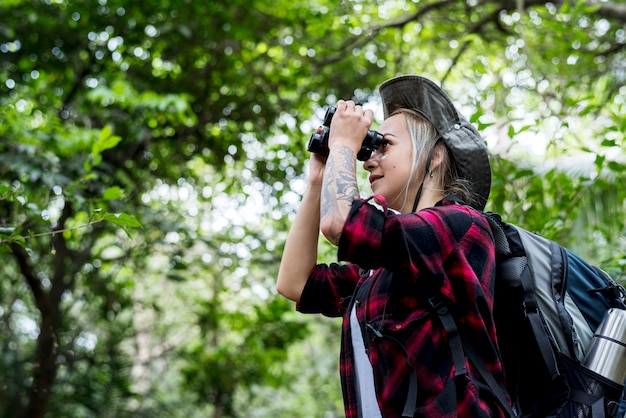 Trekking em uma floresta