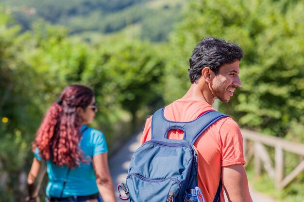 Foto trekking für gemischte paare in senda del oso asturien ökotourismus für mittlere erwachsene in proaza